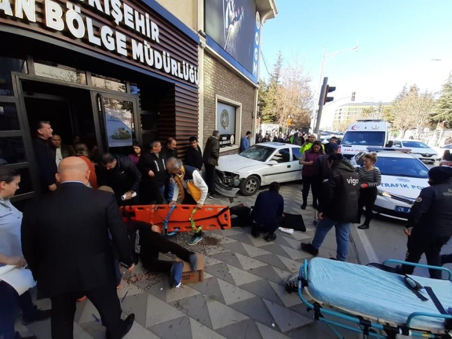 Kırmızı Işıkta Bekleyen Yayaların Arasına Otomobil Daldı, 4 Kişi Yaralandı