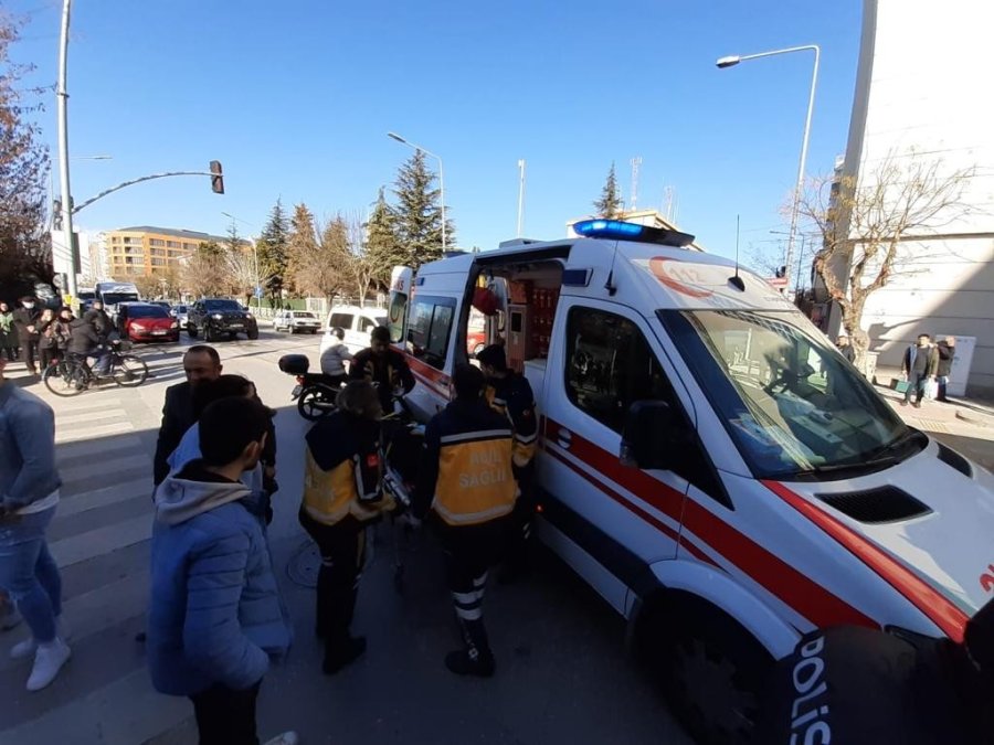 Kırmızı Işıkta Bekleyen Yayaların Arasına Otomobil Daldı, 4 Kişi Yaralandı