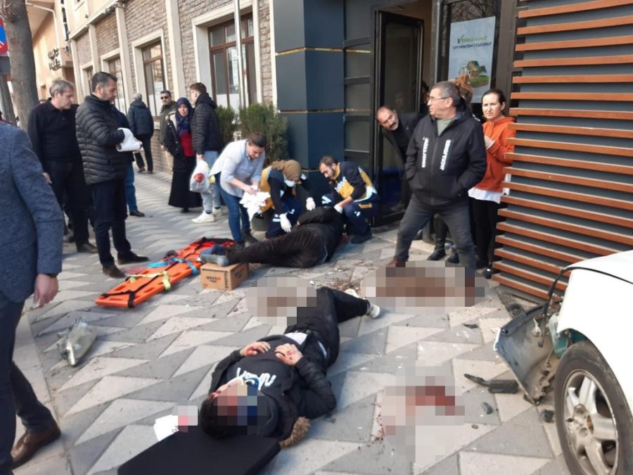 Kırmızı Işıkta Bekleyen Yayaların Arasına Otomobil Daldı, 4 Kişi Yaralandı