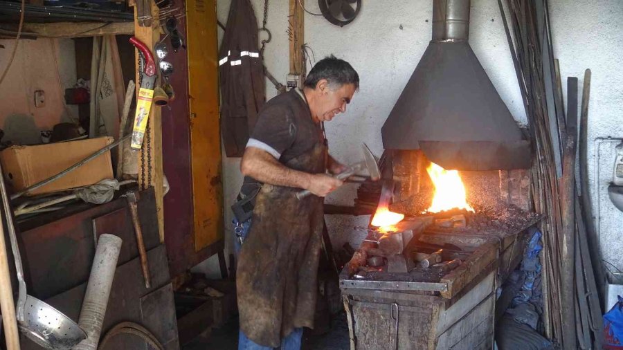 Karamanlı Demirci 52 Yıldır Körüğün Başında Demiri İşliyor