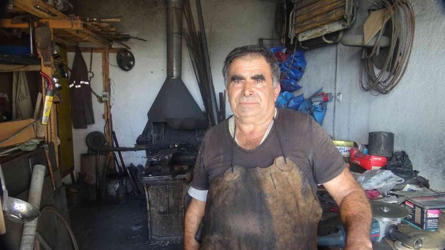 Karamanlı Demirci 52 Yıldır Körüğün Başında Demiri İşliyor