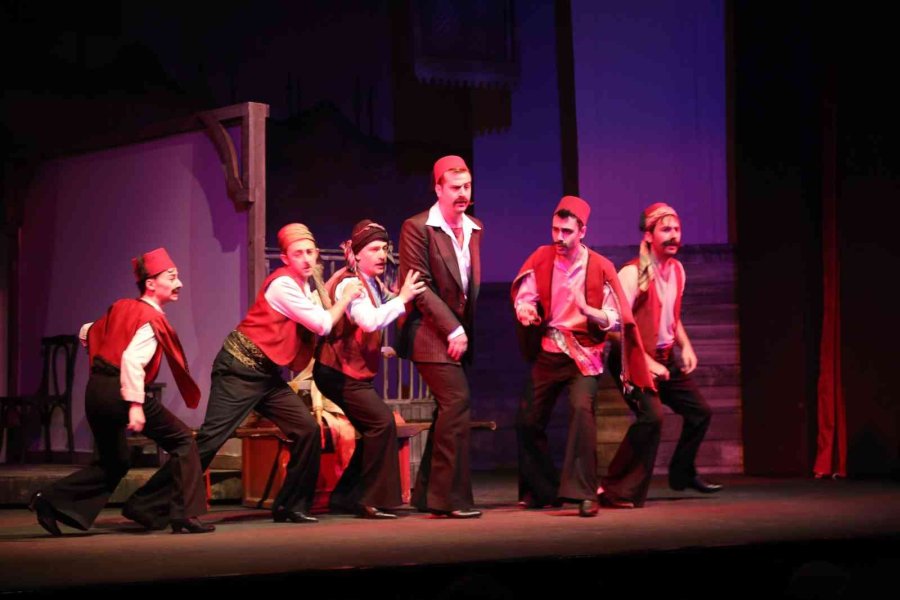 Büyükkılıç; Tiyatro Oyunu İzledi, Sanatseverleri Davet Etti