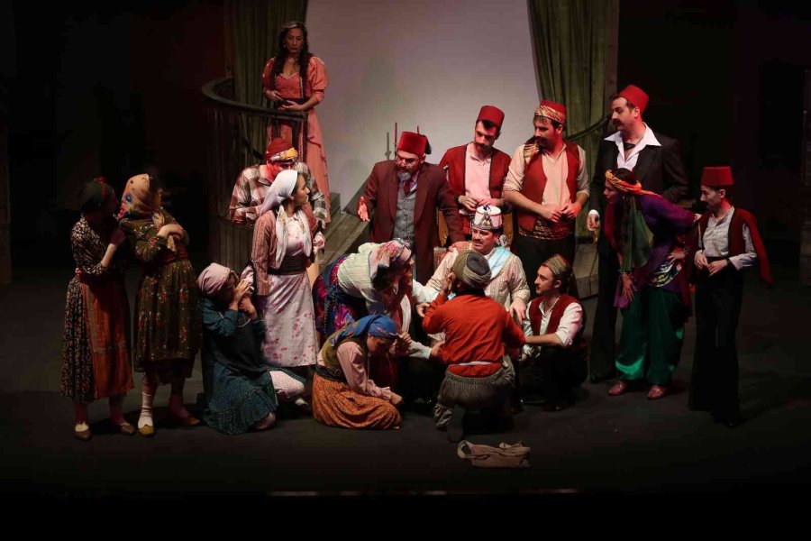 Büyükkılıç; Tiyatro Oyunu İzledi, Sanatseverleri Davet Etti