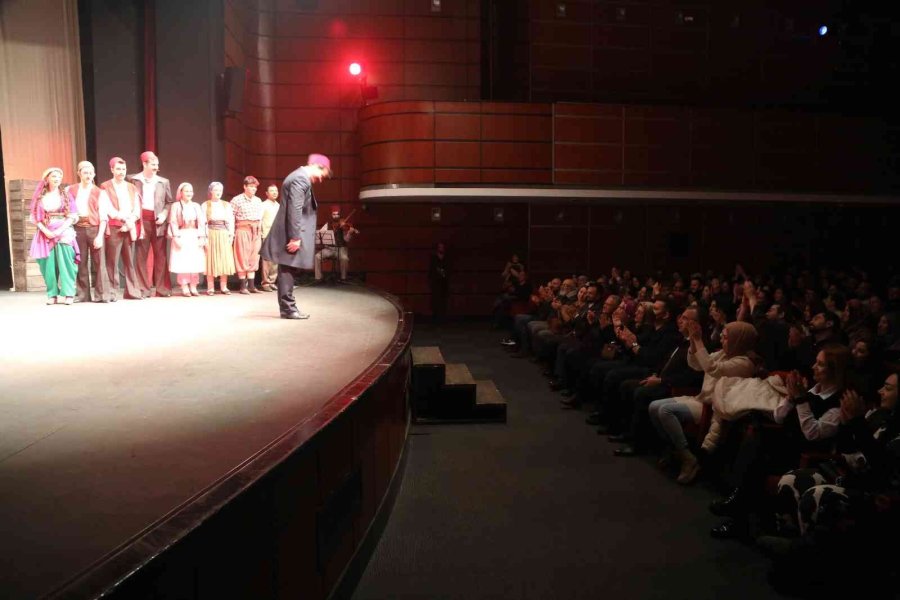 Büyükkılıç; Tiyatro Oyunu İzledi, Sanatseverleri Davet Etti