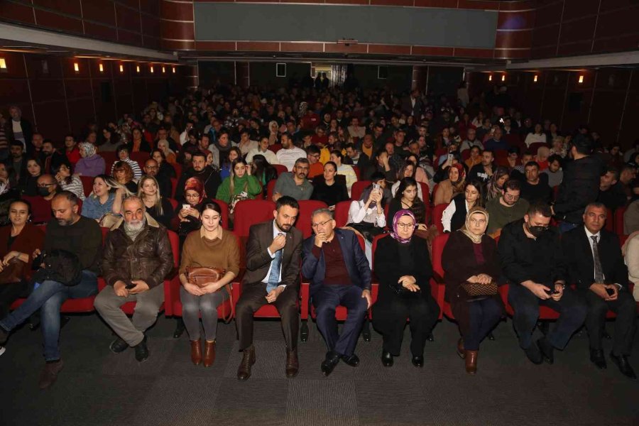 Büyükkılıç; Tiyatro Oyunu İzledi, Sanatseverleri Davet Etti