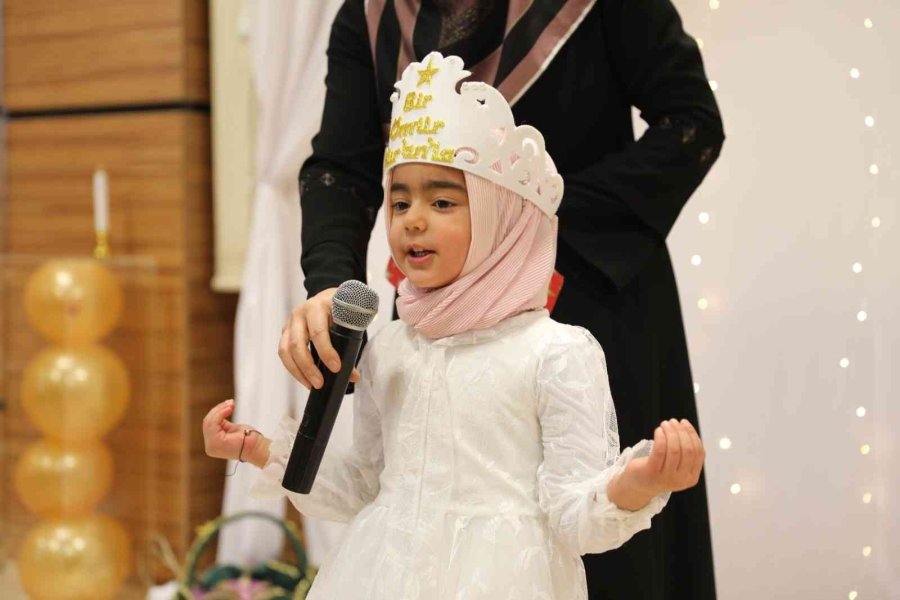 Kur’an Kurslarındaki Minik Öğrencilerin Karne Heyecanı