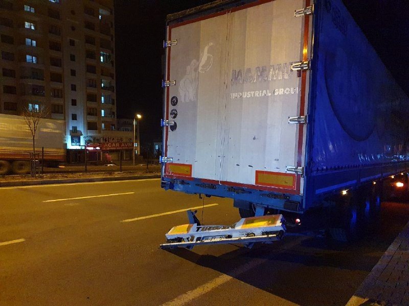 Ehliyetsiz Genç Tıra Arkadan Çarptı, Arkadaşının Cansız Bedeni İle Yola Devam Etti