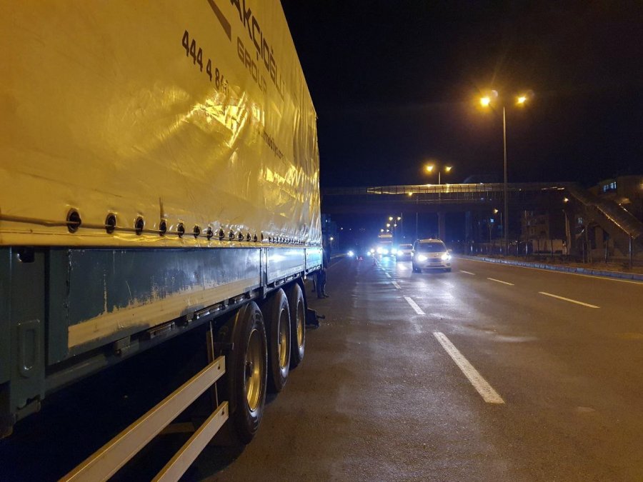 Ehliyetsiz Genç Tıra Arkadan Çarptı, Arkadaşının Cansız Bedeni İle Yola Devam Etti