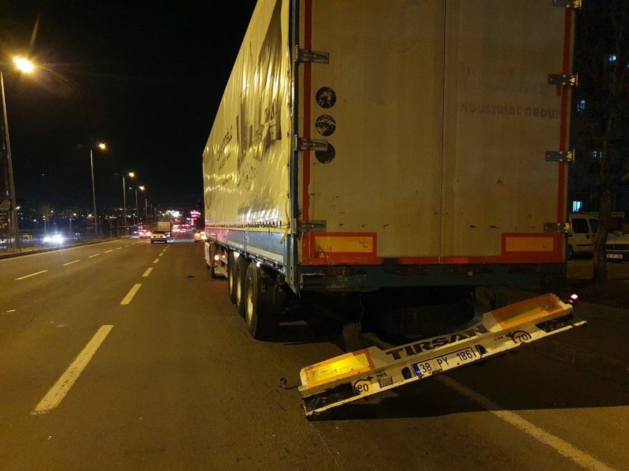 Ehliyetsiz Genç Tıra Arkadan Çarptı, Arkadaşının Cansız Bedeni İle Yola Devam Etti