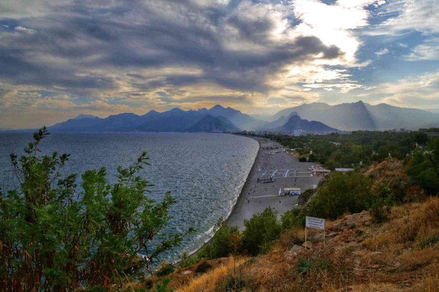 Antalya’da Zirvede Kar, Aşağıda Bahar
