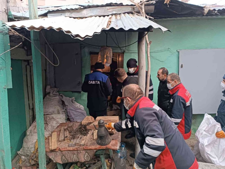 Konya’da Bir Evden 3 Kamyon Çöp Çıktı
