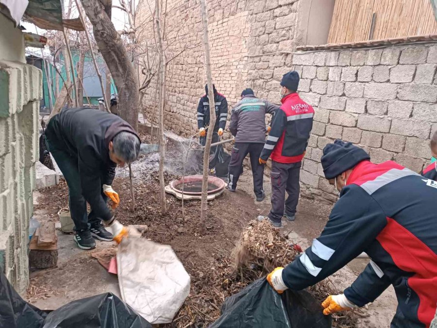 Konya’da Bir Evden 3 Kamyon Çöp Çıktı