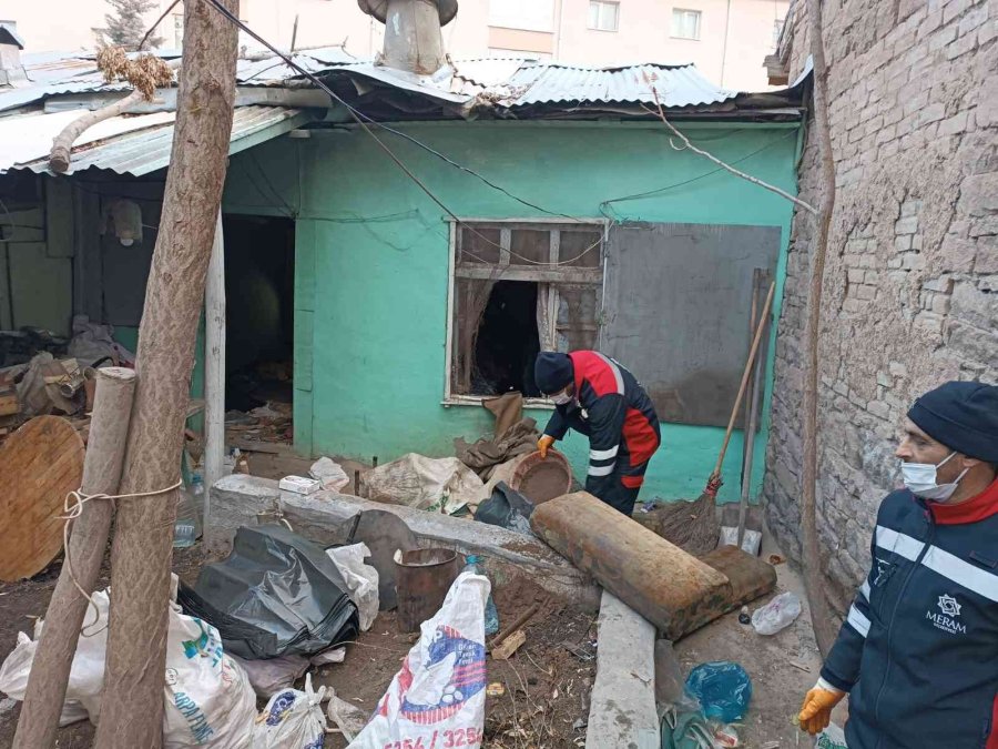 Konya’da Bir Evden 3 Kamyon Çöp Çıktı