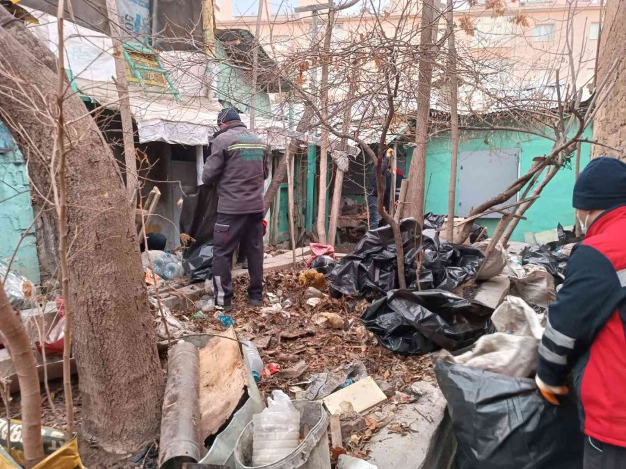 Konya’da Bir Evden 3 Kamyon Çöp Çıktı