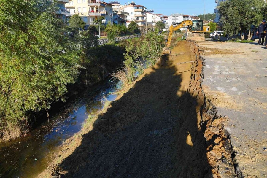 Manavgat Belediyesi Heyelandan Zarar Gören Kanal Kenarını Düzenliyor