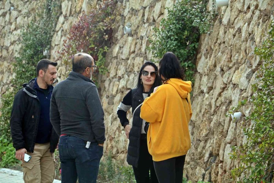 Rus Kadının Satışa Çıkardığı Milyonluk Lüks Otomobili Kundaklandı