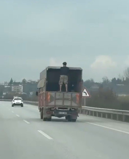 Seyir Halindeki Kamyonetin Kasa Kapağında Tehlikeli Yolculuk