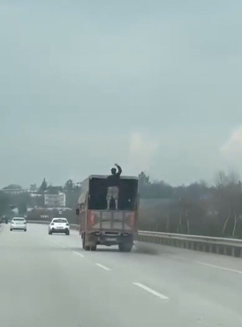Seyir Halindeki Kamyonetin Kasa Kapağında Tehlikeli Yolculuk