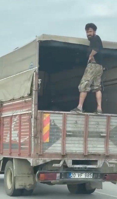 Seyir Halindeki Kamyonetin Kasa Kapağında Tehlikeli Yolculuk
