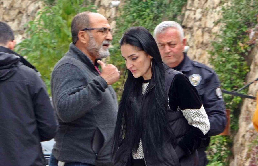 Rus Kadının Satışa Çıkardığı Milyonluk Lüks Otomobili Kundaklandı