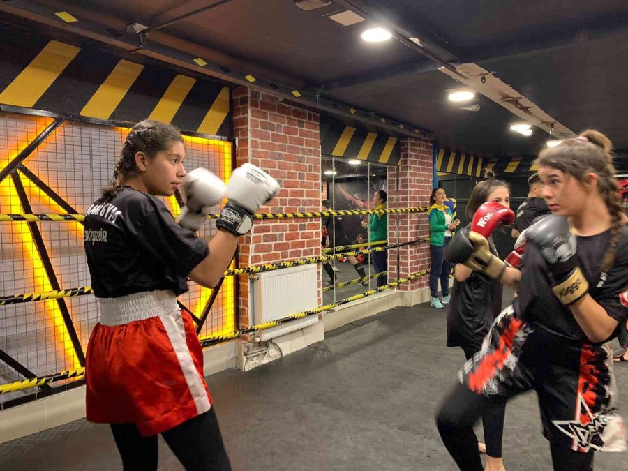 Kick Boks Türkiye Şampiyonasına Katılacak 19 Sporcunun Hedefi Milli Takıma Girmek
