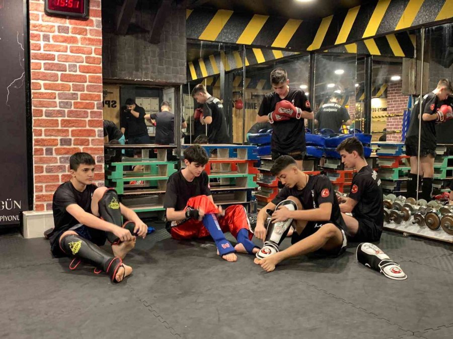 Kick Boks Türkiye Şampiyonasına Katılacak 19 Sporcunun Hedefi Milli Takıma Girmek