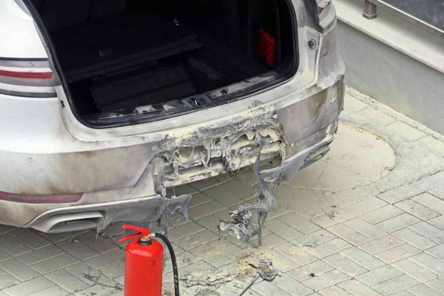 Rus Kadının Satışa Çıkardığı Milyonluk Lüks Otomobili Kundaklandı