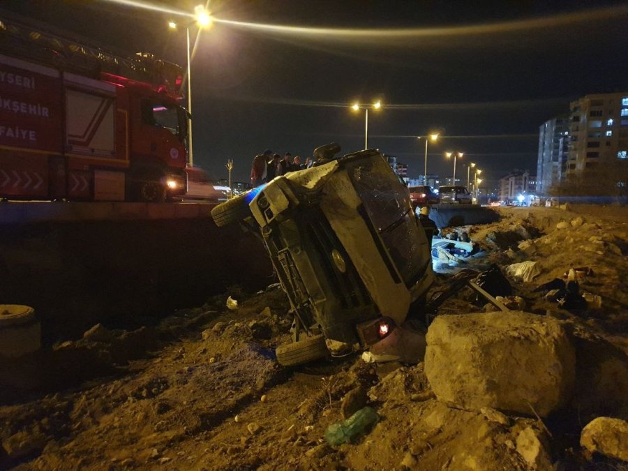 Yoldan Çıkan Minibüs Devrildi: 1 Ağır Yaralı