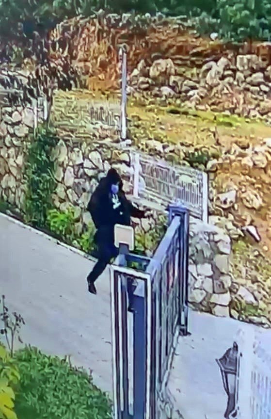 Rus Kadının Satışa Çıkardığı Milyonluk Lüks Otomobili Kundaklandı