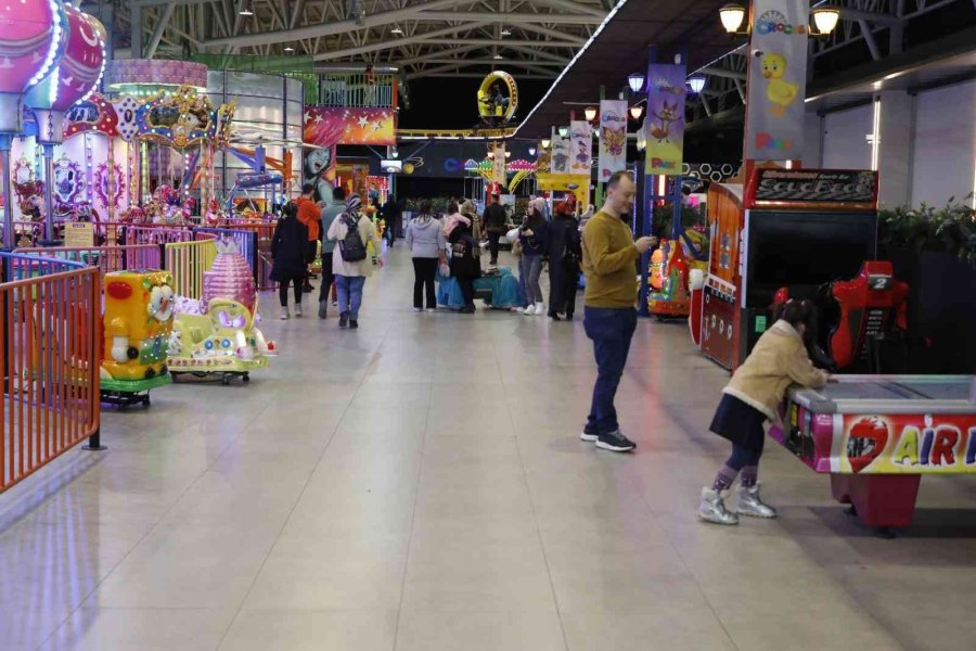 Çocuklar Kumsmall’da Ço Mutlu