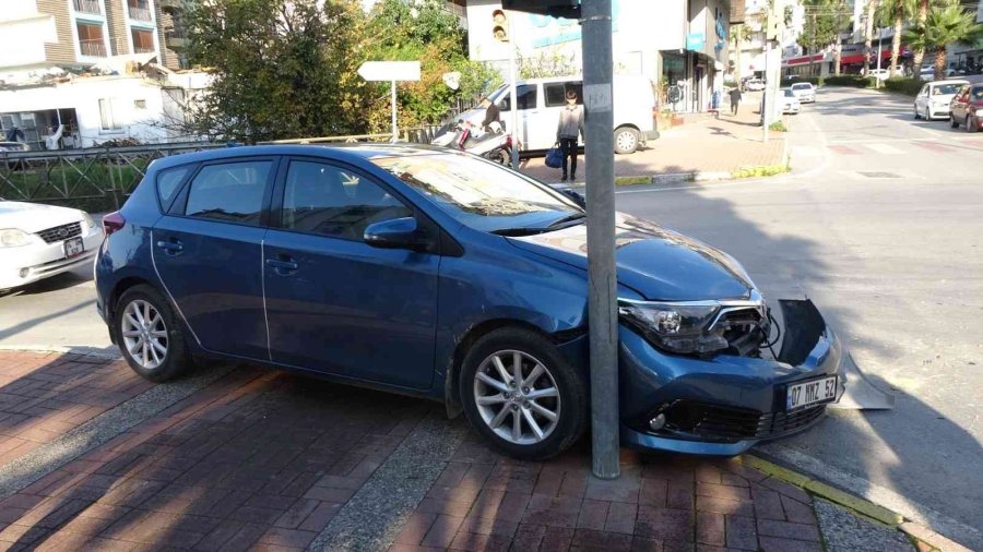 Beton Mikserinin Çarptığı Otomobil Trafik Işığına Vurarak Durabildi