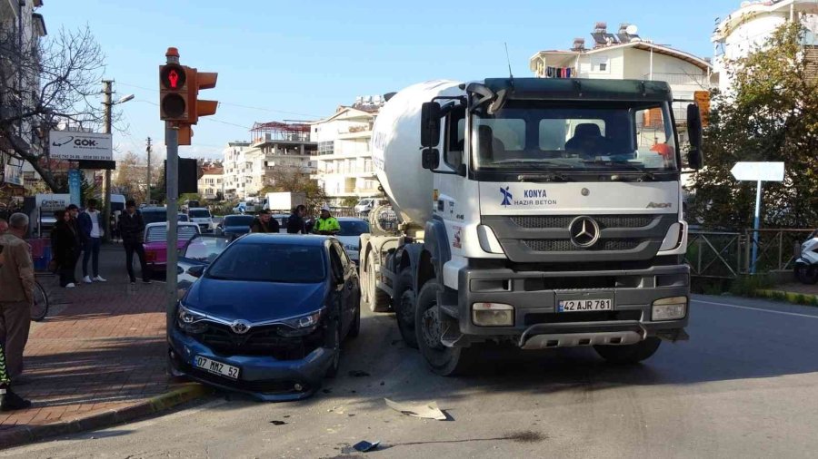 Beton Mikserinin Çarptığı Otomobil Trafik Işığına Vurarak Durabildi