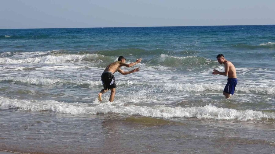 Kış Ortasında Deniz Ve Kum Keyfi