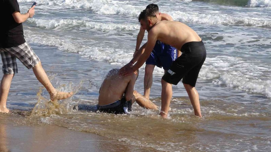 Kış Ortasında Deniz Ve Kum Keyfi