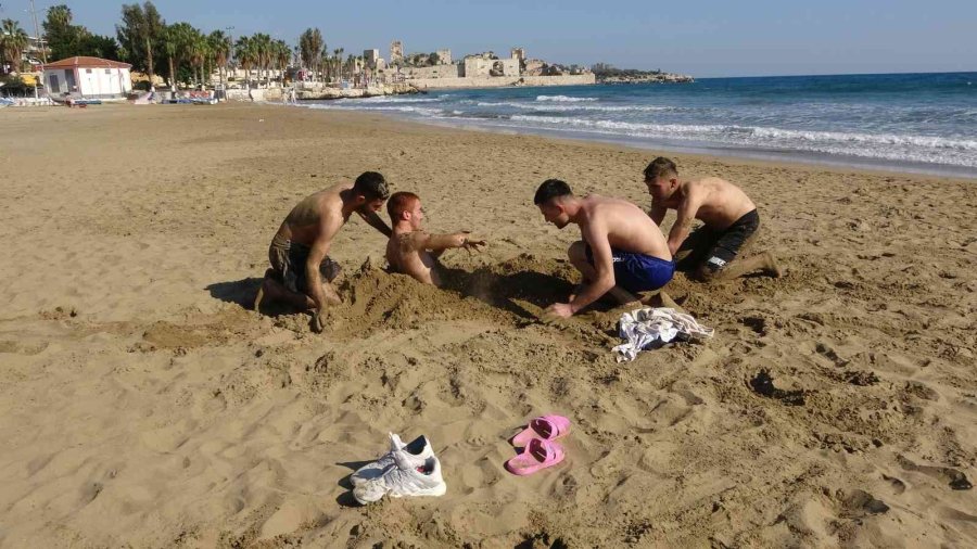 Kış Ortasında Deniz Ve Kum Keyfi