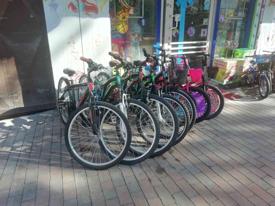 Çocuklarına Karne Hediyesi Almak İsteyen Aileler Oyuncakçıların İşlerini Arttırdı