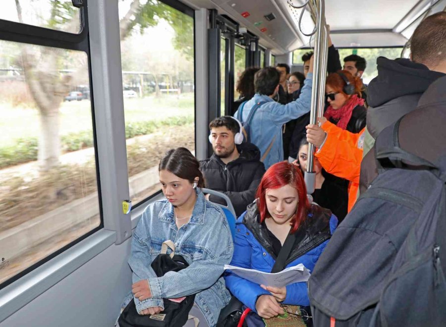 Çevre Dostu Elektrikli Otobüsler Ücretsiz Olarak Öğrencilerin Hizmetinde