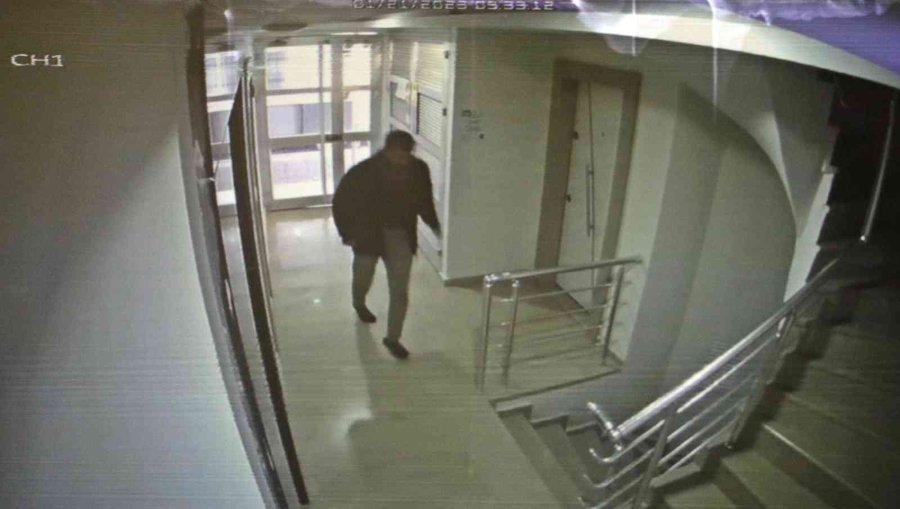 Sekerek Geldiği Apartmanda, Eşyaları Çalıp Topladıkça İyileşti