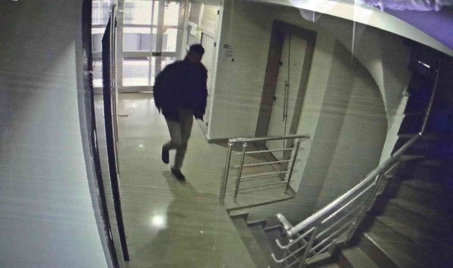 Sekerek Geldiği Apartmanda, Eşyaları Çalıp Topladıkça İyileşti