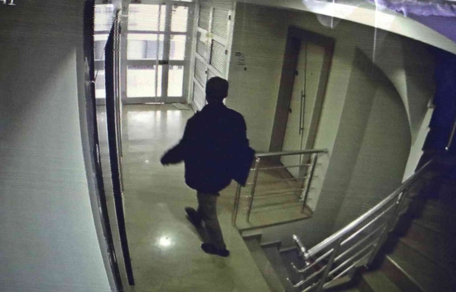 Sekerek Geldiği Apartmanda, Eşyaları Çalıp Topladıkça İyileşti