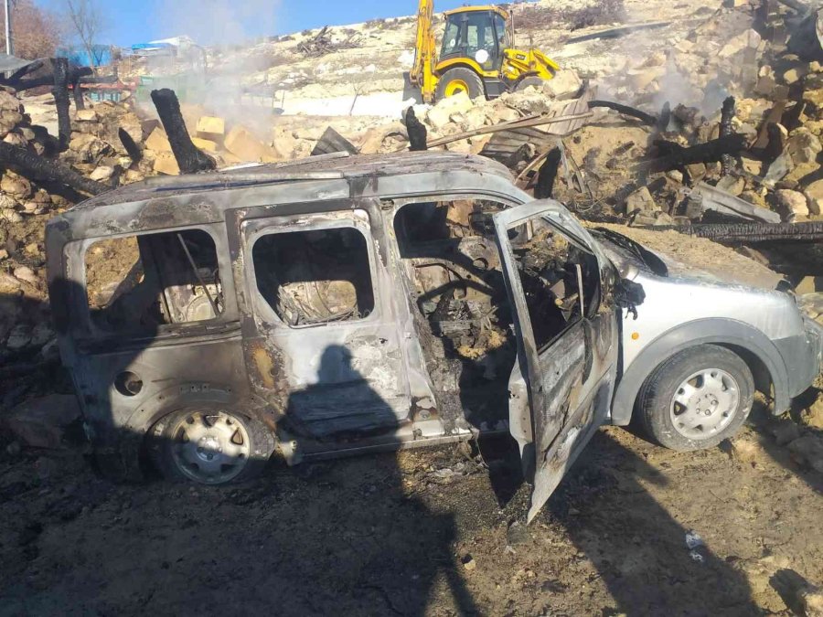 Depo Yangında Yıkılırken Tarım Aletleri İle Hafif Ticari Araç Demir Yığınına Döndü