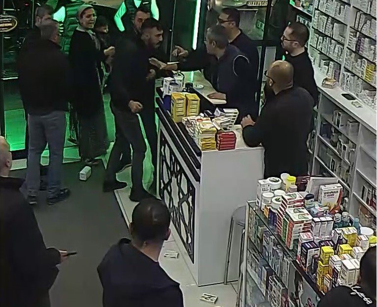 "sıra Beklemem" Dedi, Eczaneyi Dağıttı