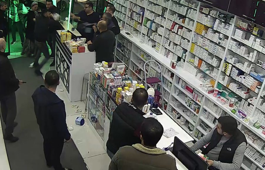 "sıra Beklemem" Dedi, Eczaneyi Dağıttı