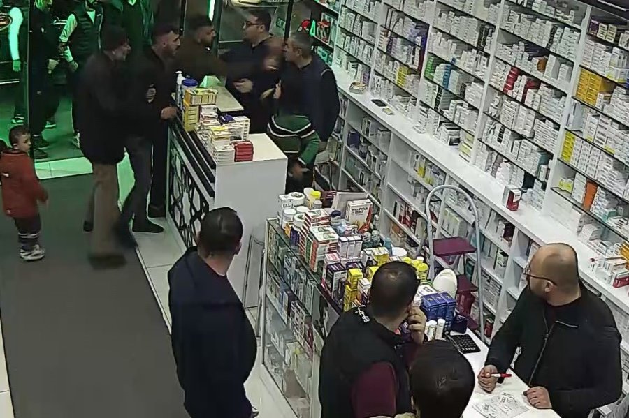 "sıra Beklemem" Dedi, Eczaneyi Dağıttı