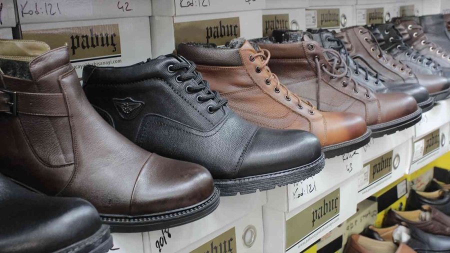 Kışlık Ayakkabılar Esnafın Elinde Kaldı
