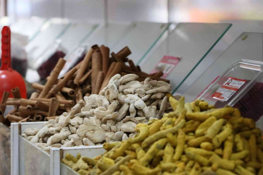 Hastalık Çoğaldı, Bitkilere Rağbet Arttı: En Çok Zencefil, Zerdeçal Ve Tarçın Tercih Ediliyor