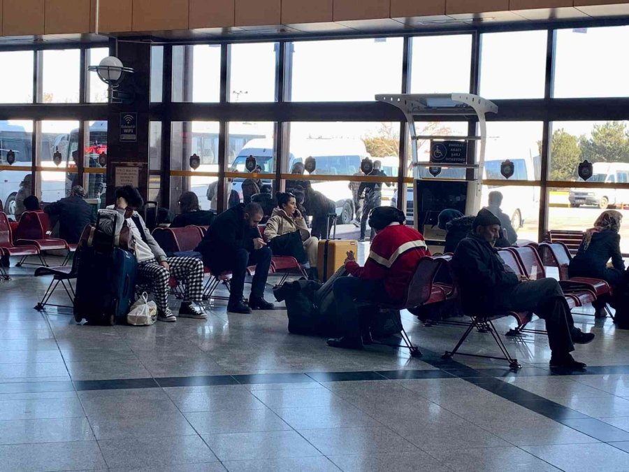 Sınavları Biten Öğrenciler Otogara Akın Etti