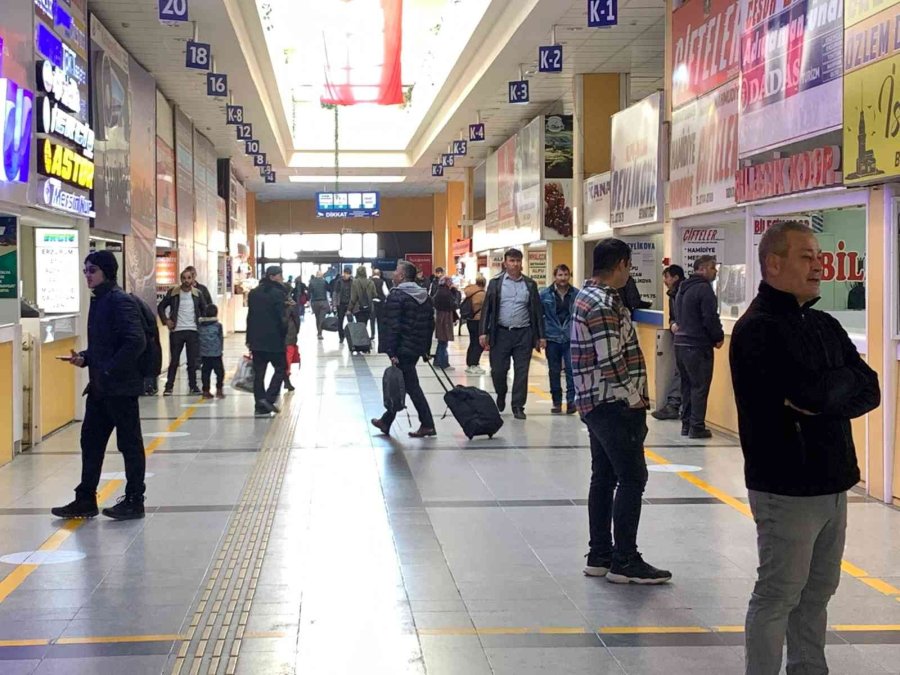 Sınavları Biten Öğrenciler Otogara Akın Etti