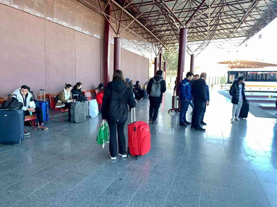 Sınavları Biten Öğrenciler Otogara Akın Etti