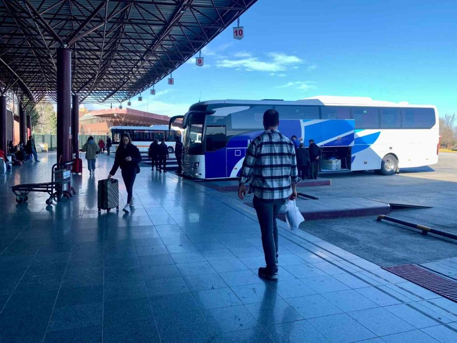 Sınavları Biten Öğrenciler Otogara Akın Etti